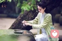 關系

人生中最難解決的問題就是：關系問題。親密關系、親子關系、婆媳關系、父母關系，以及種種人際關系。
一個人應對關系的狀態則代表著這個人內心強大的程度。人性的復雜也全部彰顯在關系中。當我們能夠穿越過種種關系，并在關系中做到游刃有余，隨意切換時，人生也會大放光彩。
然而，又有多少人能真正做到如此？關系中充滿各種可能，人心隔肚皮，誰也無法真正知曉對面的人到底在想什么。往往，我們會不由自主，被關系影響，發生關系沖突，陷入某段關系中，不能自拔。事實上，這些問題，終究源自我們與自己的關系。
“真的強大不是對抗，而是允許發生，允許遺憾、愚蠢、丑惡、虛偽，允許付出沒有回報?！?既是允許，必然，我們先要允許自己有時間做出改變，才能漸漸放棄對抗，進而轉化、提升。配圖