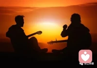 接納

接納，是你允許生命中的一切正常流動(dòng)。它意味著，你選擇不再浪費(fèi)你寶貴的能量去抗拒，與你不想要的東西保持距離；而是通過自然而堅(jiān)定地敞開心，來讓那些你“不想要的東西”流經(jīng)你。接著，你可以明智地選擇將能量用在更有創(chuàng)造性的領(lǐng)域，用在你真正所愛、所喜悅的地方。

于是，你真正想要的東西會(huì)更順利地到來。仔細(xì)體會(huì)一下：當(dāng)你選擇接納的時(shí)候，你的身心散發(fā)出來的，是不是“敞開與信任”的意識(shí)振動(dòng)狀態(tài)？毫無疑問，它最終會(huì)吸引并帶來更多與之同頻共振的人事物。

你內(nèi)在深刻地知曉并確認(rèn)：一切事物都在以某種方式服務(wù)于你生命的成長(zhǎng)，而我永遠(yuǎn)是安全的。配圖