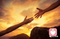 內耗
打不起來精氣神，這就是典型的精神內耗。內耗，顧名思義，自己內部有兩股力量甚至多股力量在不停地斗爭，消耗掉了人的大部分能量，表現出來的就是一副孱弱無能誰看見都想踩兩腳的屌絲樣。有很多公眾號、磚家、大V都告訴你，不要在乎外界的的標準，不要在乎別人的評價，專心做自己就好。這種話聽上去很有道理，但很難實踐，你即便干了一碗又一碗的雞湯，還是治不好內耗病。俗話說，認準病根才能治病，很多“藥方”不起作用，是因為“治標不治本”，你得“長期用藥”才能控制，而且特別容易舊病復發。
我們先來看看內耗，到底是一種什么樣的東西。說到底，內耗就是外界向你灌輸的各種思想、理念、標準與你的內在發生了強烈的沖突。你的內在既擺脫不了那些東西，也消化不了那些東西。那些東西就像消化不了的食物積攢在你的腸胃，身體就開始調動各種能量去處理這些食物。自然不會有更多的能量去處理更重要的事情了。如果是腸胃積食還好說，頂多一兩天就過去了，如果是腦子“積食”，那就嚴重了。
如果認知不提升，沒有高人指點，那些垃圾會常年累月地待在你的腦子里，讓你日夜內耗，永無止境，越活越挫，人終將一廢!對于任何想要提高收入，成就事業，打造一片自己的天地的人來說，內耗都是不得不搬開的絆腳石。可以說，想成事，先修腦，先修心，抓本質、拓格局、開智慧。配圖