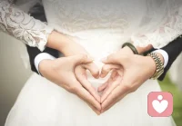 夫妻或者情人之间，最令人反感的行为就是“翻旧账”。相爱的两个人，不管平时多么亲密，只要一开始翻旧账，过往的委屈和伤感，都会再次被翻出来。

对于大多数人来说，“过往不究”这四个字太过奢侈。许多人宁愿抓着“过往”不放手，也不肯给“未来”一点喘息的可能。

当情绪一旦失控，原本细小的事就会被情绪无限放大，过往的不悦和现在的纷争纠结在一起，小事也就变成了大事。其实，夫妻或者情侣之间，吵架本是常态，是一个磨合的过程。
但是在这个过程中，翻旧账就像是把愈合的伤疤重新撕开，又在伤口上撒盐。让事态愈演愈恶劣。
易经说：即鹿比虞，唯入于林中。君子几，不如舍，往吝。不管是情人还是夫妻，都应该杜绝翻旧账的行为，不要用过往的悲伤来刺痛现在的情感，越是亲密的关系越需要耐心的呵护。
愿你们能不问过去，只看将来。因为真心相爱的人，永远都是把对方放在未来的计划里，而不是留在过去的回忆中。配图