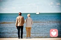 婚姻

“結婚不是拖垮彼此，而是生活中給對方鼓勵，遇到事情能有個人商量，在生活累的時候，彼此相互安慰，彼此治愈。
下班回家能有個人一起吃飯，空閑時你開著車，我坐在副駕駛里，放著我們喜歡的音樂，買完菜一起回家，平淡又幸福。在家廚房有煙火，在外有牽掛問候，在精神上有溝通有理解，在生活上有依靠有包容，我懂你早出晚歸的勞累，你知我三餐瑣碎的疲勞。”一段話，盡顯婚姻的意義。
然而我們很多人，走過半生才明白。結婚的目的，是希望比單身更幸福快樂，而不是拖垮彼此。但什么時候起，婚姻竟成了圍城？外面的人想進來，里面的人又想出去。
生活有太多無奈，但說真的，愛情應是婚姻的基礎，但愛情卻并非婚姻的全部。歲月靜好是片刻，一地雞毛是日常，婚姻本質上，還是一場合作，所以光有愛情，是不夠的。這世上，每個人都是獨立的個體，有不同的思維處世習慣，即使因相愛走入婚姻，一起過日子，依然免不了摩擦。
但從結婚的那一天開始，夫妻之間，就沒有單獨的贏家。個人的禍福已與共同的命運相連，要么雙贏，要么雙輸。好的婚姻，不僅僅是遇到一個對的人，更在于要遇見更好的自己。配圖