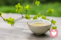 一件事情復(fù)雜往往不是因?yàn)槭虑榈膶I(yè)性無(wú)法掌握，而在于一再選擇引發(fā)的不確定性。

開拓新產(chǎn)品是走競(jìng)品的老路還是走差異化尋找縫隙，一場(chǎng)會(huì)議下來(lái)一定不會(huì)只有一個(gè)方案，作為項(xiàng)目負(fù)責(zé)人需要決策采取哪個(gè)方案，在“開弓沒(méi)有回頭箭”的市場(chǎng)環(huán)境下，每次選擇都預(yù)示風(fēng)險(xiǎn)，假如走差異化路線，那么向哪個(gè)方向走？怎么走？每多一次決策，不確定性就增加一分。
在做與不做之間極限拉扯，消耗精力、花費(fèi)時(shí)間，事情卻沒(méi)做完，內(nèi)心產(chǎn)生焦慮。解決這一問(wèn)題的最佳方式即為信息獲取，盡可能多獲取“做或不做”的信息，讓每一次決策盡可能變透明，制定計(jì)劃，并謹(jǐn)慎執(zhí)行。
但信息收集和制定計(jì)劃的過(guò)程中容易產(chǎn)生兩個(gè)問(wèn)題：其一、你永遠(yuǎn)不可能準(zhǔn)備好。先行動(dòng)起來(lái)，往往能解掉你80%的焦慮，在行中知，做的過(guò)程中不斷修正，能確保我們最大化時(shí)間和精力的價(jià)值。其二、過(guò)度計(jì)劃導(dǎo)致異常頻發(fā)。行中知存在一個(gè)問(wèn)題，就是經(jīng)常會(huì)走進(jìn)局部最優(yōu)狀態(tài)，在全局上看有可能方向走偏，導(dǎo)致大部分努力都白費(fèi)，因此，很多人或企業(yè)希望通過(guò)計(jì)劃、論證等方式，企圖先看清全局，詳細(xì)計(jì)劃，然后再依計(jì)劃行事。
這一方式有可取之處，但是，過(guò)猶不及，長(zhǎng)時(shí)間的論證耗費(fèi)大量的時(shí)間成本，同時(shí)，詳細(xì)的計(jì)劃容易隨環(huán)境變化導(dǎo)致不適用，最終，效率低下，異常頻發(fā)。此時(shí)，強(qiáng)烈建議先把手上的項(xiàng)目停一停，調(diào)整自己對(duì)不確定的容忍度，減少內(nèi)心矛盾。
沒(méi)有準(zhǔn)備好的機(jī)會(huì)都不是機(jī)會(huì)，相信機(jī)會(huì)還會(huì)有，世上有太多“錯(cuò)過(guò)就不再來(lái)”的話術(shù)，要始終相信，越大的機(jī)會(huì)越不會(huì)一閃而過(guò)，心態(tài)沒(méi)有調(diào)整好的情況下，任何機(jī)會(huì)都不是機(jī)會(huì)，只會(huì)造成損失。配圖