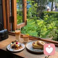 非黑即白思維可以表達為認為一個人不是好就是壞，一件事不是成功就是失敗，先會做好壞的判斷，然后決定親疏。

沒有任何人和事情是完美的。就算有人在當時做了讓我們不愉快的事情，但不代表這個人就是壞人，他可能只是當時情況下不理解我們，而做出讓人不舒服的反應。我們依然可以喜歡和接納他們。事情也是同理，至少其中一個很小分支出了些錯誤，并不代表這件事我們處理失敗了。配圖