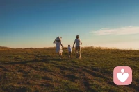 在婚姻的旅途上，理解和宽容是沟通的桥梁。一个愿意共同面对问题、努力解决困难的配偶，会让婚姻变得更加坚实。相反，一个坚持制造内耗的配偶，只会让婚姻的道路变得越发曲折。
因此，要擦亮双眼，选择一个愿意与你共同前行的伴侣，而不是一个喜欢制造矛盾的敌人。在婚姻的长河中，每一天都是一次相濡以沫的机会。
然而，如果选择了一个坚持制造内耗的Ta，那么这段婚姻注定是一场无休止的苦战。婚姻需要的是智慧和包容，而不是无谓的争吵和矛盾。
只有当夫妻共同努力，共同奋斗，婚姻的蓝图才能变得更加美好。所以，请记住，一段婚姻最可怕的不是穷，而是嫁给一个坚持制造内耗的人。
在选择伴侣的时候，不要被表面的华丽所迷惑，更要看清一个人的内心是否善良，是否愿意真心相对。因为只有在真正的理解和支持中，婚姻才能变得坚不可摧，幸福美满。配图