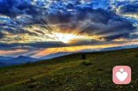 很多人都會覺得，我都看不見“高我”在哪里，我怎么和“高我”互動呢？和高我互動是不是需要一些特定的技巧啊？普通人肯定鏈接不上高我的吧。事實上，你的高我一直在你身邊說話，ta一直和你聯系著，ta一直給你傳遞著信息，只是你一直忙于各種各樣的耗費心力的事件，一直忽視了ta的聲音。我們每個人，都可以和自己的“高我”互動上。不需要各種儀式，也不需要各種咒語，更不需要什么魔法。只要用你的內心去感受，你就能發現你的高我帶給你的信息。配圖