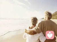 人们往往会对变化产生抵抗，在长期的婚姻中，改变已习惯的相处模式可能会触发不安全感和恐惧。
根据心理动力学理论，个体可能会在不同生命阶段重现早期未满足的需求。对于那些年轻时未能充分体验爱与被爱的人，中年可能成为他们寻求这种体验的一个机会。随着年龄的增长，人际关系可能会发生变化，比如子女长大离家、朋友圈子缩小等。这可能导致中年人感到孤独，从而更加渴望爱与被爱，以寻求情感的慰藉和社会的链接。配图