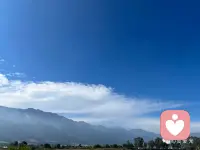 心理學上，有個著名的冰山理論。?我們眼睛看到在水面上的冰山，不過是百分之一，藏在水面下的百分之九十，往往就被我們忽略。?很多人很多事，你能看見的往往就只有冰山一角，眼見也可能為虛。?“試玉要燒三日滿，辨材須待七年期。”?

試玉辨材尚且如此，更何況是人呢，了解一個人，并不容易。?你不知道別人經歷了什么，不知道他走過的路，承受的苦。?你隨隨便便的一句評價，很可能給別人帶來難以愈合的傷痛，造成無法挽回的后果。?所以，永遠不要輕易評價任何人，這是生而為人最大的善良，最難得的修養。未知全貌，不予置評，是修養；知人不評人，知事不聲張，是格局。配圖