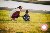 我肯定我自己的话，可以让孩子们看到我是如何做到的，这是最好的教育方式。身为父母亲的你，要降低你的批判和指责，要接纳孩子，你不是一定要孩子这样或者那样做，如果你可以接受这些孩子的话，不对他们的行为带着批判的态度，那你就可以教育他们如何肯定自己。配图