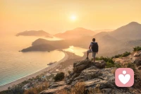 旁观者思维！

这个状态就是在另一个空间去看原来那个空间发生的事情，比如小时候被打骂的空间，被同学嘲笑的空间……

当你抽离出来，从另外一个空间去看，会有一个整体的概念，就像从整体来看走的迷宫，就可以清晰地知道应该往哪走！

所以当你从另一个空间去看，就是以整体看局部，以本质看现象，这个就是悟！

那为什么可以做到？因为能抽离出来，把自己放在不同的空间，或者说把原有狭隘的空间打开后，看到了更多的可能性！
​配图