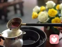 小孩时，我们有好多未被满足的爱好和执念，那些“求而不得”的遗憾一直伴随着自己成长。但没关系，童年的扫兴瞬间，长大后自己也能治愈，希望大家都能早点与小时候的自己和解。

我们应该寻找平衡，关爱自己的内心需求。当我们真正关爱自己，满足自己的基础需求于给予他人更多的爱和关怀之中。
虽然童年的创伤无法完全抹去，但它也是我们成长的一部分，去坦然接受和努力变好。所以现在开始，把自己当小孩重新养一遍吧，去慷慨自由地宴请小时候的自己吧！配图