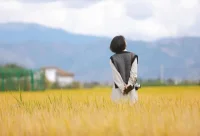 成功和快樂是高度融合的整體，如果在現(xiàn)實中達成了目標卻不快樂，也不是我們所說的成功。如果你只是表面上的快樂，不是源自內在的喜悅,也不行。喜悅和成功的自然融合，才是我們追求的境界，同時反映了我們心靈能量達到的層次。

有一位商人朋友，很快樂。表姐10年前得癌癥，憑借自己戰(zhàn)勝了癌癥，他表姐是很快樂的人。人的內在能量的調整與開發(fā)程度，能在現(xiàn)實中體現(xiàn)出他的成功與喜悅。這位朋友問了一句話，不知道在現(xiàn)實中怎么去評價心靈能量，如何去印證？其實，只有喜悅指數(shù)可以衡量。

當內在有喜悅時，才能煥發(fā)出愛的能量，最大的善意和和諧的東西，進入跟周圍完整合一的境界。真正的喜悅是沒有止境的，它是更高的能量狀態(tài)，同時也伴隨現(xiàn)實世界的圓滿。

伴隨持續(xù)快樂的成功才是真正的成功，此處的“快樂”是指內在喜悅。

內在播下積極的種子，就會進入良性互動。心量的不斷放大帶來人生舞臺的不斷拓展。有些人，是通過欲望提升，但這總是有局限的；而反過來，以內在能量和喜悅為先導的話，就不容易被外部環(huán)境左右。



在看問題角度上把那些負面的東西拿掉，植入積極元素，這對開發(fā)心靈能量非常關鍵。“銘印”也就是能量形成在意識中的能量結，是將要在機緣成熟時投射出來的，如果學會了植入積極銘印，那么在現(xiàn)實中反映出的狀態(tài)也是積極的，外部和內部將進入良性互動狀態(tài)。不斷用善念充實意識，把消極因素逐漸拿走，這時候我們就在提升配圖