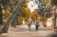 “誰能夠在驚愕之中保持冷靜，在盛怒之下保持穩(wěn)定，在激憤之間保持清醒，誰才是真正的英雄。”

面對命運的刁難，宣泄情緒是很容易的事，但放縱完了，除了讓事情更糟，并無任何好處。

心理學家戴維斯教授，曾對近1000人做過跟蹤調查，得出這樣一個結論：

一個人若長期處于壞情緒當中，那么會導致家庭失敗、事業(yè)糟糕，或者把好事弄得一塌糊涂。

生活的高低起伏我們無法左右，個人情緒的起落卻能掌控。

你若選擇平和，必春風化雨，劈山鑿河，邂逅柳暗花明。

沒有過不去的事情，只有逃不開的心情。

養(yǎng)好自己的情緒，是一切好的基礎。配圖