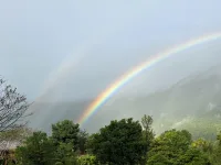 一個(gè)缺愛的人，在成長的過程中內(nèi)心一定是存在很多缺失。

而造成這些缺失的主要原因，就是總是得不到養(yǎng)育者的回應(yīng)，內(nèi)心的渴求很少被看到。

于是長此以往，內(nèi)心也會逐漸變得匱乏。

所以，長大后的我們想要去很好地療愈自己的內(nèi)在小孩，首先就是去學(xué)會看見TA，然后去回應(yīng)TA的需求。

例如，一個(gè)習(xí)慣于討好的內(nèi)在小孩，TA真的喜歡去討好別人嗎？

一定不是，TA之所以會去討好，是害怕被討厭，害怕被孤立，害怕失去關(guān)系。

而這份恐懼感，也大多是在成長的過程中，自己需要不斷地照顧父母的情緒，才會獲得父母的贊賞與鼓勵(lì)，而形成的。

因?yàn)槿绻约簺]做好，沒有達(dá)到父母內(nèi)心期望的點(diǎn)，就會看到一張失望的臉，而這種壓抑的氛圍，也暗示著自己不夠好。

于是，這種害怕失去被父母疼愛的心理，就會隨著成長內(nèi)化到心中，即使你的身體已經(jīng)長大了，但自己的內(nèi)在小孩卻依舊停留在那個(gè)擔(dān)驚受怕的狀態(tài)。

而這樣的內(nèi)在關(guān)系模式，也會呈現(xiàn)在所有的人際關(guān)系中。

也就是說，一個(gè)人會重復(fù)使用與父母或其他重要養(yǎng)育者的相處方式，去和外界構(gòu)建連接。

所以，我們要學(xué)會去覺察自己與周圍人在交往過程中的方式，自己在用怎樣的心態(tài)處世。

是不是總是害怕自己那句話，那個(gè)行為沒做好，就擔(dān)心對方會生氣，于是就習(xí)慣于在關(guān)系中變得小心翼翼。

如果你真的有這樣的焦慮心態(tài)，其實(shí)也就是你的內(nèi)在小孩缺乏有愛的回應(yīng)，與很少被真正看見的表現(xiàn)。

而這同樣是一次內(nèi)在小孩很好地“被看見”，是TA在向你求救，然后我們就要去學(xué)會很好地抱持住這份內(nèi)在小孩的擔(dān)憂。

告訴TA不是你不好，才惹得別人不開心，我們不需要時(shí)刻為對人的感受，情緒負(fù)責(zé)，就像是別人也不會時(shí)刻照顧自己的情緒一樣。

只要你在合理的范圍內(nèi)友善地去構(gòu)建關(guān)系，就是最棒的表現(xiàn)。配圖