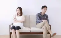 缺乏溝通的夫妻

“溝通是打開心靈之門的鑰匙，只有通過真誠的交流和傾聽，才能建立良好的人際關系。”

任何一段的建立與穩固，都少不了溝通在其中的潤滑，夫妻之間，想要關系融洽同樣如此。

多少相愛的伴侶，在談戀愛之時形影不離，無話不談，無時無刻都想和對方分享所想所得。

可步入婚姻后，往日的激情漸漸悄然褪去，彼此之間也開始緘口不言，再沒有交心的溝通。夫妻沒有交心的溝通，很有可能會漸行漸遠。配圖