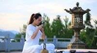 “戀愛腦”是一種心理狀態，當一個人墜入愛河時，他們的認知、情緒與行為顯著受到影響。被愛情強烈觸動的大腦，經歷了化學變化和活動模式的調整，我們的思維和判斷能力會以不同的方式工作。這種狀態不僅限于精神層面，它還牽動生理層面，諸如神經傳遞物質（多巴胺、血清素）及激素（如催產素、雌激素和睪酮）的水平變化。

“戀愛腦”實質上是一種復雜而全面的心理學現象。當我們墜入愛情時，那些直覺感覺背后是大腦中諸多復雜化學和神經途徑的相互作用。正是這些復雜而微妙的生理和心理變化，構成了我們所熟知的愛情體驗。這個心理學視角讓我們認識到，愛情遠不只是浪漫和情感的表現，它是深植于我們生物本質中的根本動力。

對“戀愛腦”的理解不僅能幫助我們把握自己在愛情中的行為和反應，也能讓我們在與伴侶的關系中更有同情和包容。愛情是美好的，同時也是復雜的。在享受愛河中的甜蜜時，我們也應該尊重它帶來的深遠影響。配圖