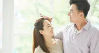 “戀愛視快樂為目的，而婚姻視整個(gè)人生為目標(biāo)。”

談戀愛，只要考慮雙方的喜好和感覺就夠，但婚姻則需要全面的考量，在選擇上也會(huì)謹(jǐn)慎。

“只考慮金錢的婚姻是荒謬的，不考慮金錢的婚姻是愚蠢的。”金錢和婚姻并非是水火不容，反而是緊密相連，缺一不可，平衡好兩者才能真正長久。

一個(gè)靠譜的伴侶，一定對(duì)工作有要求，對(duì)事業(yè)有規(guī)劃，這是對(duì)自己和愛人，以及家庭的負(fù)責(zé)。配圖