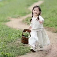 人在自我控制中需要消耗心理資源，當資源不足時，人就處于一種所謂內耗的狀態，內耗的長期存在就會讓人感到疲憊。這種疲憊并非身體勞累導致，而是一種心理上的主觀感受，是個體在心理方面損耗導致的一種狀態。

所謂內耗，無非是所愿和事實的落差造成的情緒化現象搞清楚為什么內耗的原因：技不如人？沒有背景？不夠努力？分析出原因后，不讓自己陷入抱怨的情緒里，而是找準這個痛點去行動之后慢慢會有收獲，這些收獲一點點積累我們的信心。

內耗產生的根本原因是對自己的要求過高，常常處于對未來的擔憂中，但自己卻又無法改變現狀。

但很多時候，還是會不盡人意，也不必再次內耗。如余華所說，人生中有時候是需要挫折的，它可以讓我們更有韌性、更沉下心去努力，這一點點切實的行動，帶來的收獲又會在日后我們陷入懷疑時，成為我們的精神支柱。

唯有行動，可以抵抗虛無，唯有成就感可以療愈一切疲憊，希望大家都能早日告別內耗的煎熬，追風趕月不停留，一個人真正意義上的成長，是不再需要外界認同感，你漸漸會發現別人怎么想你一點都不重要，你不用和每個人都保持良好關系，甚至不關心別人的生活也不希望被打擾。

然后你就會知道，曾經苦苦追求的認同感，是你給自己的心靈上的枷鎖，自由和舒適才最可貴，哪怕是一個人。配圖