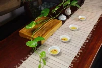 消極設想

消極思考的一種常見形式是這樣的：把現下的狀況拿來評估，并假定為一種消極的狀態。

對很多人而言，經典的對“半瓶水”的看法，久之會形成一種習慣性的和自動化的態度模式。擁有這樣習慣思維的人，會將擁擠的公交車和下雨天這樣的事情，都自動加工成一種消極的感受。

我們都知道，交通和天氣，都不是天生就具有積極或消極屬性的。而當你把這些有選擇性地與經歷的境況聯系起來時，這些事物就具備了積極或消極的色彩了。
 
同樣一件事情，有些人會有積極的體驗，有些人則不是。就像擁擠的交通，有些人會將此看做是聽歌放空的難得機會；會把下雨天看做是窩在家里看書喝茶的好時機。這些都在于你如何評估和假設這些情境。配圖