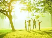 愛的序位強(qiáng)調(diào)每個家庭成員都有其獨(dú)特且不可替代的位置。其次，愛的序位體現(xiàn)了尊重與平等。每個家庭成員都應(yīng)被尊重其獨(dú)特性和貢獻(xiàn)，無論年齡、性別或其他身份特征。在愛的序位中，沒有絕對的權(quán)威或服從，而是強(qiáng)調(diào)相互理解、支持和合作。此外，愛的序位還強(qiáng)調(diào)責(zé)任與擔(dān)當(dāng)。每個家庭成員都應(yīng)承擔(dān)起自己在家庭中的角色和責(zé)任，為家庭的和諧與幸福貢獻(xiàn)力量。這包括照顧子女、支持配偶、尊重長輩等。

通過理解和實(shí)踐愛的序位，我們可以更好地把握家庭成員之間的情感互動，建立更加和諧、健康的家庭關(guān)系。這不僅可以提升家庭成員的幸福感，還有助于培養(yǎng)下一代的健全人格和社會責(zé)任感。配圖