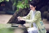 當女人主動和你分享過去的傷痛，這不僅僅是一次簡單的回憶分享，更是一次情感的釋放和信任的交托。

她的過去，那些疼痛和淚水，如同被揭開的傷口，再次疼痛。

這疼痛，或許曾讓她心碎，讓她感到無助和孤獨。然而，她選擇向你敞開心扉，這需要勇氣，需要信任。

她希望你能理解她的過去，理解她的傷痛，理解她的脆弱。配圖