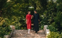 夫妻之間朝夕相處，是最了解彼此的人，如果要細(xì)數(shù)對(duì)方的缺點(diǎn)和不足，那會(huì)是一天一夜都說不完的。

但是，真正好的夫妻，即使了解對(duì)方所有的缺點(diǎn)和不足，卻能為了對(duì)方的完美形象嚴(yán)格保密，小心呵護(hù)著對(duì)方的自尊心和自信心，以免因?yàn)樽约旱牟划?dāng)言語，給伴侶帶來打擊和傷害。

然而，生活中難免會(huì)有一些糊涂的伴侶，仗著自己知道對(duì)方的全部缺點(diǎn)，就洋洋得意，一旦心情不爽就拿出來說，不僅當(dāng)著伴侶的面說，還對(duì)外大肆宣傳。自以為這樣很威風(fēng)，殊不知又蠢又傻，嚴(yán)重時(shí)連婚姻都可能被作沒。配圖