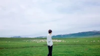 或許每個人的生命中都會出現這樣一個男人，他讓你心動后，又迅速地讓你陷入迷茫，讓你感到疲憊不堪。


這仿佛是老天派來的警示，提醒你離開他，避免自己受到更多的傷害。

第一種感覺，是緊迫感。
當你和他在一起的時候，你總是感到一種緊迫感，仿佛時間正在不斷流逝。

而你卻無法抓住什么，你們的關系仿佛停滯不前。

他不愿意承諾，不愿意為你付出。

如果你渴望他給你一個明確的未來。


但他總是模糊其辭，讓你束手無策。
你感到壓力山大，感到自己的青春正在一點點流逝，而他卻不愿意為你停下腳步。

你為了他忍受著這種不確定性。

但心中卻始終有一種緊迫感，告訴自己這段感情不會有結果。

這種緊迫感讓你不安，讓你開始懷疑自己是否真的應該繼續和他在一起。


你開始思考是否值得繼續追求這段關系。
是否值得為了一個無法給你明確承諾的人而犧牲自己的幸福。

然而，請記住，你的幸福和滿足并不取決于他是否愿意做出承諾。


尋找一個能夠與你共同建立穩定未來的伴侶，一個能理解你需求并愿意為你付出的人是至關重要的。你有與之匹配的特征特點是重要的。配圖