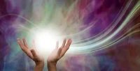 每天不斷地給自己積極的正面暗示，那他就能變得越來越自信勇敢，進而喚醒最強大的自己。

同樣，父母經常對孩子說“我相信你”，會給孩子強大的心理暗示，讓孩子產生“我能行”的良好感覺，讓孩子不斷地超越自己，變得強大。

你說什么你就是什么，你認為你自己是個什么樣的人，你就會潛意識去關注什么樣的東西，就會暗示你成為什么樣的人，語言的力量是驚人的。配圖