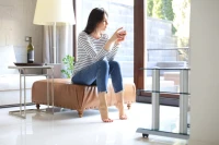 美麗和魅力并非只存在于外在的裝飾之中，更在于內心的獨立、自信、品味、追求、堅韌和勇氣。

她們用自己的生活方式詮釋了什么是真正的女性魅力，讓我們看到了女性力量的偉大和美好。一個人的美，不應只停留在外在的容貌和裝飾上。

真正的美，源自于內心的善良、智慧和堅韌。外在的修飾只是短暫的，而內心的修養卻能伴隨我們一生，讓我們在任何時候都散發出獨特的魅力。一個人的品質，決定了他的高度和深度。當我們注重內在品質的培養和修養時，我們的內心就會變得更加豐富和充實。配圖