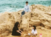 看見嫉妒，穿越嫉妒

在女性心理和情感發(fā)展的旅程中，正視并轉化嫉妒是一項關鍵的成長任務。當女性能夠理解并接受嫉妒背后的深層原因，我們才有可能將這種情緒轉化為促進個人成長和深化人際關系的正面力量。

首先，誠實地面對嫉妒，而不是壓抑或否認。這要求女性勇敢地探索這些情緒背后的根源——可能是對成功的渴望、對認可的需求，或是對未滿足的潛能的認識。通過寫日記、心理咨詢或與信任的朋友討論，女性可以更清楚地看到自己的內心世界；從而開始理解嫉妒不僅是對他人的反應，更是對自身狀態(tài)的一種反映。

其次，學會從嫉妒中提取動力和啟示。如果我們因為身邊人的成功而感到嫉妒，我們可以將這種情緒，作為激勵自己尋求職業(yè)發(fā)展或技能提升的動力。這種情緒的轉化，涉及將焦點從他人的成就，轉向自身的行動和目標設定。

我們不再只看到別人的好，而是開始思考自己的不足。這不是自我否認，而是自我察覺，自我思考。配圖
