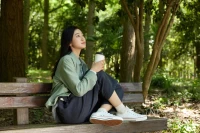 有些出軌的人早已不把心放在家里，作為配偶，對自我提高認(rèn)知也要有所改變，把心思先放在自己身上，提高自己的能力，學(xué)會獨立面對，不再依靠他。?

只有讓他產(chǎn)生危機(jī)感，你們的婚姻才有轉(zhuǎn)機(jī)。婚外情并不是破壞婚姻的一個原因，而是破壞婚姻的一個結(jié)果。婚姻危機(jī)其實早就存在，只是你并沒有發(fā)現(xiàn)。

?伴侶越是忍耐，越會助長出軌者的囂張氣焰，想要婚姻幸福美滿，提高自我價值，提高婚姻的品質(zhì)，不氣餒，不絕望。

?當(dāng)你找到夫妻出問題的根源，建立婚姻中的自我觀念，強(qiáng)大自己的內(nèi)心，讓自己變得更加優(yōu)秀，只有這樣，才能不讓出軌者看扁自己。?

必要時可以救助專業(yè)人士，幫助你勸退第三者，矯正男人出軌，修復(fù)和挽回破損的婚姻。?總之，婚姻出現(xiàn)問題，尤其是伴侶出軌，不可忍氣吞聲，否則，只會苦了自己。配圖