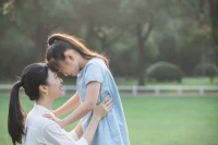 面質又稱質疑、對立（性）、對質、對峙、對抗、正視現實等，是指出來訪者身上存在的矛盾，目的不在于向來訪者說明他做錯了什么，而是呈現一面鏡子，幫助來訪者看見自己和認識自己，鼓勵他們消除過度的心理防御機制，正視自己的問題，促進問題的解決。

有的來訪者在治療時可能對一個事情特別興趣，滔滔不絕，說到某一個地方，突然停頓了下來，陷入了思考或者進入到一段較長時間的沉默，或者突然有情緒。

也許這個時刻可能接近來訪者的潛意識，來訪者自己可能也不知道是什么，治療師可以在這個時刻提出假設。治療師進行工作的第一步就是面質?！皠偛抛⒁獾侥阃ｎD了下來”，“剛才好像陷入到一段時間的沉默”，“剛才注意到你出現了情緒”，治療師對當下發生的事情帶著好奇，治療師的好奇可能會影響來訪者的好奇。配圖