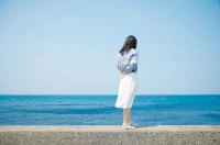 拒絕內(nèi)耗

“任憑風(fēng)吹浪打，勝似閑庭信步！”

這就是所謂的“心定”，遇事不慌不忙，既要把事當(dāng)回事，也要?jiǎng)e把事當(dāng)回事，遇事穩(wěn)住，沒(méi)有亂了陣腳，炸了心態(tài)。

如果用現(xiàn)在的話說(shuō)，就是拒絕精神內(nèi)耗，把個(gè)人的精力，時(shí)間用在正事上，不輕易被外界干擾，不隨便被別人毫無(wú)營(yíng)養(yǎng)的言語(yǔ)和態(tài)度，消耗了自己的精力。配圖