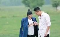 很多妻子在發現老公出軌時都面臨一個選擇，離還是不離？究竟要不要原諒？
不忠的范疇很大，精神或肉體，每個人面臨的具體狀況不同：
也許是老公和同事的曖昧聊天，或是和前任的藕斷絲連，又或者是跟其他女人的糾葛不清，或是有實質性的長期性關系，還有了非婚生子.......
無論是哪種，都讓妻子感受到了巨大威脅感。
這些妻子可能在做選擇的時候也問過身邊的人，從多個角度考慮過這些問題。
身邊的人也會在不同角度給她們不同的建議或忠告。她們也往往會聽到無數個版本的利弊分析，理性的、感性的、悲觀的、樂觀的、寬大處理的、嚴懲不貸的……
然而妻子還是會陷入深深的糾結，在兩個不同的選擇中來回搖擺，不知如何是好，不確定究竟哪條路可以通往一個幸福的未來。
人生大多數的選擇都很艱難，只有在結果發生后，才知道選擇的對錯。

沒有解決的辦法，只想著退縮回避，單純的息事寧人或者放棄，貌似回避了矛盾沖突，但其實深刻的問題回避不了。出軌一事已然發生，要面對這個事實及解決這個問題是不同的兩件事。原不原諒出軌是被出軌一方的事，善后此次出軌問題則是出軌方的事；共同讓婚姻走下去，是夫妻雙方的事。解決出軌問最根本還是夫妻關系的修復和信任重建。根本問題沒有解決，我們繞不開感情有裂痕，婚姻有危機這個坎。所以在你做選擇前，先把目前的這個問題給解決了，解決后才會為你如何選擇指出一條明朗的路！配圖