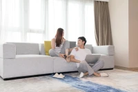 花若有香，自有蜂蝶來戀；人若有品，自有知音來伴。
做一個心中有陽光的人，照亮腳下的路，擁有飽滿和慈悲的力量，這樣的生命，會越來越開闊。
抬頭，是為了看到更廣闊的天；低眉，是為了遇到更好的自己。只要心中有明媚和遠方，歲月總會把最好的，留給你。配圖