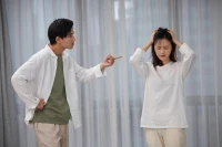 为什么夫妻之间更易用愤怒解决问题?

因为愤怒可以让我们暂时不用面对痛苦。争吵时，我们的内在并不只有愤怒的情绪，“愤怒”隐藏的也许是不安、脆弱、痛苦、悲伤，抑或没有安全感、不被接纳、不被爱、自己的价值被否认的感觉。我们之所以选择用愤怒去表达自己的态度，是因为它让人感觉自己在据理力争，同时也让人觉得自己比较有力量，于是我们将怒气作为控制局面的武器。

可是愤怒亦是把双刃剑，最终的结果一定是伤人又伤己。不如先回避，回观和感受自己的愤怒之下隐藏的那些脆弱的情绪，然后坦诚地表露出来。配图