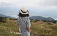 婚姻是我们的避风港湾，婚姻在，家就在，而婚外情带给我们的是虚无缥缈、见不得光的感情，违背道德底线、原则，伤害伴侣家人，还会带给自己名誉和前途的损失。配图