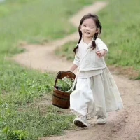 悲傷

悲傷是理解世界的門徑，是人與人連接的情感之一，是心理咨詢師必備的一種能力。悲傷是一種另類的才能。悲傷所帶來的哭泣，可以釋放緊張，緩解心理壓力，是一種心理保護措施。

美國學者研究后發現：悲傷時的眼淚可以排毒，人們在痛快地哭過后，自我感覺都比哭前好許多，健康狀態也有所增進。更進一步的研究發現，人們在情緒壓抑時，會產生某些對人體有害的生物活性成分。

哭泣后，情緒強度一般可減低40%。而對那些不愛哭泣，不會用眼淚消除情緒壓力的人進行研究發現，壓抑悲傷會影響身體健康、促使某些疾病惡化，如結腸炎、胃潰瘍等疾痛就與情緒壓抑有關。

可惜的是，大多數的男性，特別是中國的男性，遇到悲傷的事情時強壓著悲傷，把淚水獨自咽下。殊不知，此舉對身心健康有著極大的危害。我想，男性平均壽命較女性短也可能與心理壓抑、流淚少有一定關系。

我們現在有太多手段讓自己不要去體會悲傷這種感覺了，KTV、酒吧、夜場等這些現代熱鬧場所里，有著太多悲傷的人。

可惜的是，他們選擇了隱藏、壓抑的方式去面對悲傷，因為悲傷讓人難受，所以他們沒有勇氣去面對這種療愈自己的能量。配圖