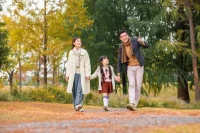 真正健康的關(guān)系需要的不是盲目信任或無(wú)條件忠誠(chéng)，而是深入理解彼此的欲求，厘清彼此的期望，定出界限和底線(xiàn)，說(shuō)明破壞約定可能會(huì)有的結(jié)果。信任對(duì)方是不必要的，雙方必須做好心理準(zhǔn)備，了解和破壞承諾的后果，并接受任何伴隨而來(lái)的痛苦，而不要責(zé)備對(duì)方。
我們不該信任別人，而是要學(xué)習(xí)信任自己對(duì)別人的評(píng)估。
信任他人不應(yīng)被視為一種簡(jiǎn)單的托付或依賴(lài)，因?yàn)檫@種信任往往隱含著對(duì)自我主體性的放棄，是在期望對(duì)方完成自我認(rèn)同的缺失部分，必然會(huì)導(dǎo)致無(wú)力感和依賴(lài)。
關(guān)系的初始階段，雙方往往沉浸在理想化的幻想中，試圖在對(duì)方身上尋找滿(mǎn)足自身欲望的完美形象。這種狀態(tài)下，信任更多地基于幻覺(jué)而非現(xiàn)實(shí)評(píng)估，從而為日后的權(quán)力爭(zhēng)奪和失望埋下伏筆。
“信任自己對(duì)別人的評(píng)估”，這意味著我們需保持覺(jué)察，認(rèn)識(shí)到自己在評(píng)估伴侶時(shí)所投射的欲望和幻想，以及這些幻想如何影響了對(duì)伴侶的期望和信任。
當(dāng)某人對(duì)你表達(dá)信任時(shí)，我們可以質(zhì)問(wèn)這種信任的根源，理解信任背后隱藏的欲望結(jié)構(gòu)。這不僅僅是對(duì)信任的理性檢驗(yàn)，更是對(duì)自我與他者界限的探索。如果對(duì)方的期望超越了你的能力范圍，拒絕這種不切實(shí)際的信任，其實(shí)是對(duì)雙方的一種保護(hù)，避免了后續(xù)可能產(chǎn)生的失望和權(quán)力爭(zhēng)奪。關(guān)系里的權(quán)力爭(zhēng)奪往往源于雙方之間未被妥善處理的欲望沖突和界限模糊。配圖