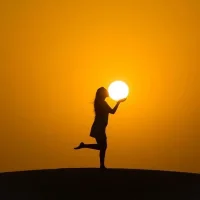 脫敏期，心理學中的一個重要概念，指的是個體通過逐漸接觸和適應自己所害怕或不適的事物，最終達到對其不再敏感的狀態。這一過程在心理治療，尤其是在治療恐懼癥和焦慮癥時，具有廣泛的應用。通過脫敏，人們能夠有效地減輕甚至消除他們對某些事物的恐懼反應，從而恢復正常的生活。為了更好地理解脫敏期的內涵，我們將通過一個虛構的故事來詳細描述這個過程。配圖