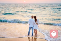 情感溝通是維系夫妻關(guān)系的紐帶，它如同潺潺流水，滋潤著婚姻的田野。

當女人選擇將不滿和抱怨深埋心底，她便如同筑起了一道無形的墻，阻隔了與丈夫的心靈交流。

這樣的隔閡，如同寒冬中的冰雪，逐漸凍結(jié)了夫妻間的溫暖與親密。

“冰凍三尺，非一日之寒。”
婚姻中的問題并非一蹴而就，它們是日積月累的結(jié)果。

當女人選擇沉默，那些不滿與矛盾便如同雪球般越滾越大，最終壓垮了丈夫的承受力。配圖