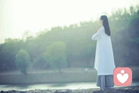 一個在壓抑快樂和需求的環境中長大的人，會產生過度的匱乏感，從而引發焦慮。

為了將這種焦慮降低，TA會要求自己以一種占有式的方式生存，即“只保存，不享受”。

這種情況在老一輩身上更常見，很多長輩即使生活條件變好，也依然改變不了之前的生活習慣，比如喜歡吃剩飯剩菜、不開空調、堅持手洗衣服......

原因就在于，保持這種痛苦的狀態，才能讓TA們感到安全。

還有些人，在任何關系中，都會承擔“照顧者”的角色。

比如因為長期的愧疚感，TA們可能會過度補償父母：賺的錢都給父母，承擔父母全部的負面情緒，滿足父母提出的不合理要求……

更可怕的是，這種習慣也會延續到其他關系中。

TA們會非常善解人意，能夠觀察周圍人的情緒，關懷弱者，愿意鼓勵他人等等。

善解人意不是缺點，但問題是，這種照顧常常無法停止。

比如TA們會因無法拒絕他人，在職場中承擔更多工作，在感情中也不顧自己吃虧，去討好對方。

或者，產生嚴重的“自我忽視”。比如不舍得給自己花錢，不愿意麻煩別人，習慣壓抑自己的情感和需求......

可以說，TA們非常擅長愛別人，卻不知道如何好好愛自己。

最后，工具化體驗過多的人，很容易覺得人生無意義。

因為TA們的人生，是為了滿足他人、社會的期待而活的。

脫離這種功能性的存在，TA們很容易找不到真實的自我。

一個最典型的表現就是，很多人在學習、工作之外的時間里，不知道如何填滿內心的空白。

當自我是虛假的，一個人也就很難想象自己的未來是什么樣的，也就更容易產生無意義感。配圖