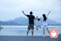 當(dāng)一個男人真心對待你時，他的眼神會充滿溫暖和柔情，仿佛星空中最亮的星。

他的眼睛會始終注視著你，透露著深深的愛意和關(guān)懷。

當(dāng)你需要傾訴時，他會靜靜地聽著，眼神里閃爍著理解和支持。

而當(dāng)你面臨困難和挑戰(zhàn)時，他會毫不猶豫地給予你力量和勇氣。

他的眼神是堅(jiān)定的守護(hù)者，永遠(yuǎn)在你身邊，無論是風(fēng)雨還是晴空。配圖