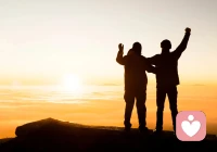 達到目標最有價值的一件事，不是真的達成了某個目標。而是為了這個目標你成為了怎樣的人。只有那些輸不起的人，才會總想要贏。

換句話說，越是自我價值感低的人，越想贏，因為他們需要通過贏來證明自己的價值。而自我價值高的人，無須證明自己，也就無所謂輸贏了。

人與人之間，一切的痛苦都來自于關系，但是，一切的幸福也是來自于關系。如果你贏了道理，但是卻輸了關系，到頭來不還是輸？而那些不在乎一時之輸贏的人，他們看起來輸了爭吵，但卻贏得了關系、贏得了支持、贏得了合作、贏得了機會，最終贏得了人生！配圖