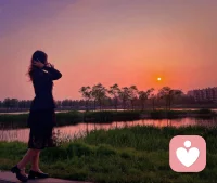 夫妻久了，多在人品，新鮮感褪去，婚姻才剛剛開始，余生還很長，后半場全憑責任和良知，善待彼此，止于終老。
你懂我付出，我知你辛苦，一起努力戰勝生活的風風雨雨，一起同甘共苦，賺錢養家，共同承擔家務， 相互理解，包容，婚姻才能行穩致遠。
當然最重要的還是，先得有一個愿意擔當的丈夫，才能有一個情緒穩定的妻子。
一個家庭，如果老婆不快樂，這個家庭一定過不好，女人就是男人的一面鏡子，丈夫的態度，決定妻子的脾氣。
一生很長，婚姻不易，唯有兩個人共同撐船，才能乘風破浪。配圖