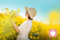 成年人很難得的修養，是把情緒關在門外

每個人都會有情緒波動，可家是講愛的地方，而不是用來發泄與責難。當我們一無所有時，是家人給我們撫慰，當我們孤立無援時，是家人給我們鼓勵，在我們功成名就時，是家人給我們祝愿。親切的態度不應只用來對待同事、朋友、客戶或者一面之緣的陌生人，它更應該用來對待我們的家人。無論生活再苦再難，推開家門前的那一瞬間，也請盡力把負面情緒放下。懂得把情緒關在門外，才是一個成年人最高級的修養。
一. 嘗試4-7-8呼吸呼吸練習是瑜伽常見的輔助手段，可以很自然的幫助我們放松身體，緩解情緒。每天回家進門前，閉上嘴用鼻子吸氣，在內心默數到4，接著屏住呼吸，默數到7，最后用嘴完全呼氣，默數到8。如此幾個呼吸循環后，內心紛亂的想法通常就會少了很多，也能避免很多不必要的爭吵。
二. 馬上去衛生間當你察覺情緒快要控制不住時，馬上去洗手間關上門，冷靜一段好時間。照照鏡子，看看鏡子里怒目圓睜、面目猙獰的樣子，你大概也會被自己嚇到吧。聽聽水聲，水流是天然的白噪音，用水洗把臉，一點一滴把思緒收回體內。給情緒一個緩和的時間，也才能給事情一個回旋的余地。
三. 不斷反問自己當你意識到問題但情緒依然無法平靜時，可以后退一步，問問自己：“這個情緒來自哪里？你是因為家人或者配偶的做法感到不開心，還是工作、社交帶來的焦慮和壓力，又或者太過在意外在的反映？”把自己從情緒中剝離出來，留下思考的時間，這場沒有硝煙的戰爭就贏了一半。
四. 用行動中斷情緒在《情緒急救》一書中提出：通過從事那些我們感興趣或者需要集中精力完成的事情來分散注意力，可以擾亂或者終止反芻思維。很多時候情緒確實需要轉移，但千萬別再把這個“靶標”對準家人。你可以試著玩玩手機上的數獨游戲，看一部喜歡的紀錄片，又或者整理報表，整理家務等。配圖