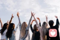 每個人的童年都是一段珍貴的回憶，它像是一幅幅畫卷，記錄著我們的成長軌跡。然而，在這些美好的記憶中，有些人卻藏有一抹無法抹去的陰影——情感缺失。這究竟是如何影響一個孩子的成長，繼而造就了今天的呢？

  情感缺失，簡單來說，就是在兒童成長過程中，由于外界因素導致孩子未能獲得充分的情感支持與關愛。這種缺失可以表現為以下幾種形式：
1. 情感忽視：父母或其他照顧者未能在孩子需要時給予關注和慰藉。
2. 情感冷漠：父母對孩子的需求不敏感，甚至表現出冷漠的態度。
3. 過度嚴格：父母對孩子的要求過高，缺乏理解和支持。
4. 家庭環境不穩定：家庭成員之間的關系緊張，或頻繁搬家、換學校等，導致孩子缺乏安全感。

情感缺失的具體影響
    
    1. 自尊心受損：情感缺失的孩子在成年后往往自尊心較低，難以自信地面對生活中的挑戰。
2. 情緒失調：長期的情感缺失可能導致孩子在成年后出現情緒問題，如抑郁、焦慮等。
3. 人際關系困難：情感缺失的孩子在成年后可能難以建立和維持穩定的人際關系，表現為社交回避或依賴性過強。
4. 應對機制失效：情感缺失的孩子可能在面對壓力時缺乏有效的應對機制，導致情緒問題加劇。配圖