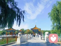 沟通，是建立在双方都想沟通的基础上。是相互的尊重与理解，是两人都愿意去倾听对方的声音、接纳对方的感受、认可对方的需求。然而你的目的，只是一味地表达自己，单方面地想让他认识到自己的错误，从而做出改变。这会让他感到痛苦，你得到的只会是他的排斥和拒绝，以及一个反向的结果。因为改变自己、满足对方，这是逆人性的行为，一定力不从心。所谓的「沟通技巧」，只作用在关系对等，或者彼此有满足对方需求的价值能力之上。这需要你做到共情，你能完完全全从对方角度出发，能如其所是地理解他的行为和诉求。如此，你们才可以进入到「解决问题」这一环。但你们之间最大的障碍就是缺少足够的理解、信任，那么再厉害的沟通技巧都不管用。对方根本没有倾听你内心的意愿，他就很难真正地站在你的立场考虑问题。