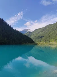 当我们面对挑战与困难时，
不妨试着放慢脚步，
倾听内心的声音。
有时候，
我们的内心就像是被风吹过的湖面，
虽然表面波涛汹涌，
但深处却是宁静平和的。配图