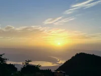 学会接纳自己的一切，
无论是优点还是缺点。
当我们接纳自己时，
就能更好地理解自己的需求，
并且开始真正地爱护自己。
这是一种内在的力量，
它能帮助我们在逆境中成长，
变得更加坚强。配图