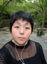 你會不會突然的出現？在街角的咖啡店，我會帶著笑臉揮手寒暄，和你坐著聊聊天，我多么想和你見一面，看看你最近改變，不再去說從前只是寒暄，對你說一句只是說一句，好久不見配圖